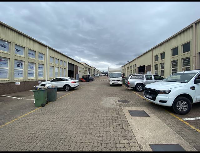 1,000M² WAREHOUSE TO LET IN BRIARDENE